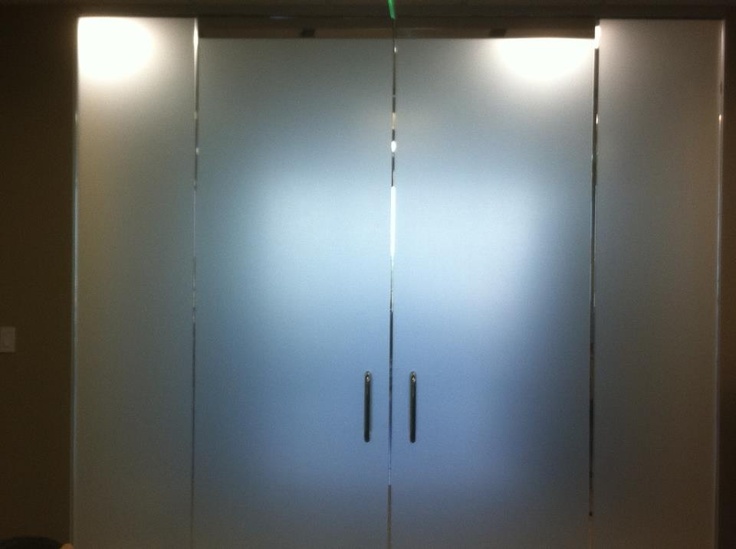 Dusted crystal installation for glass doors